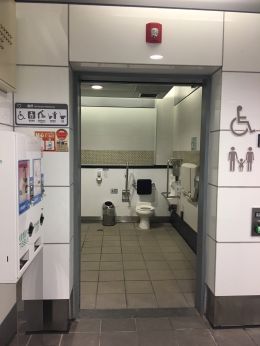 台北小巨蛋站的独立厕所,入口标有All Gender Restroom,内有坐式马桶、扶手和换尿布台。